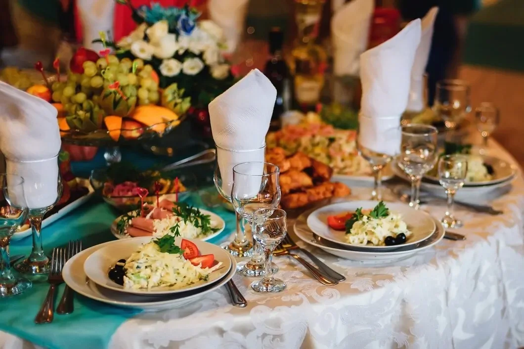 festive-table-restaurant-with-plates-glasses-cutlery-white-tablecloth_118086-497